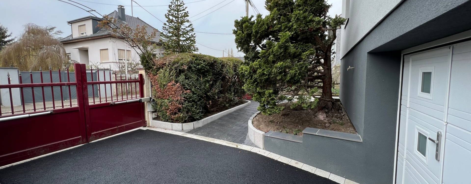 Enrob&eacute; ou macadam : quelle solution choisir pour une all&eacute;e de jardin ? Cernay